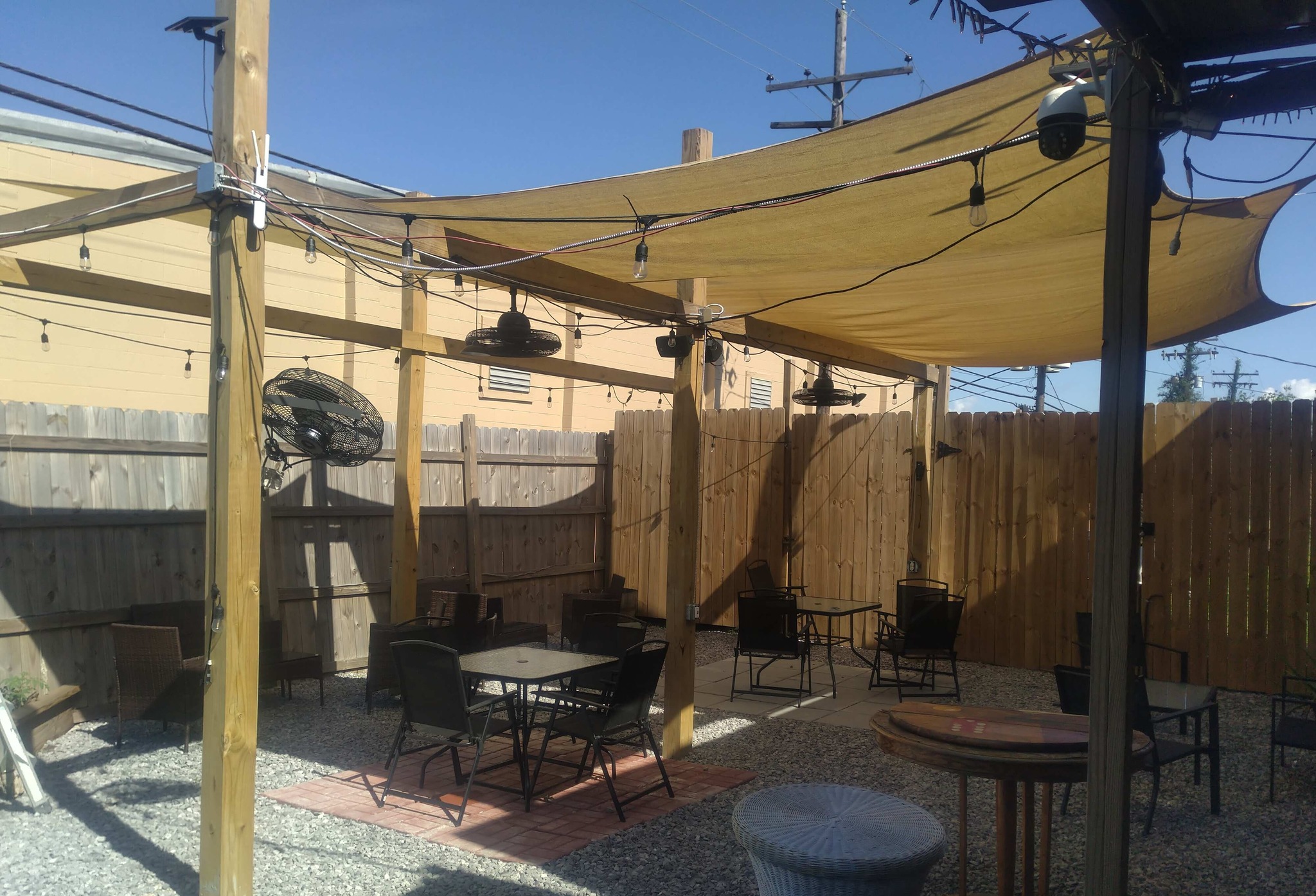 Outdoor patio at The Smokey Pit Baton Rouge